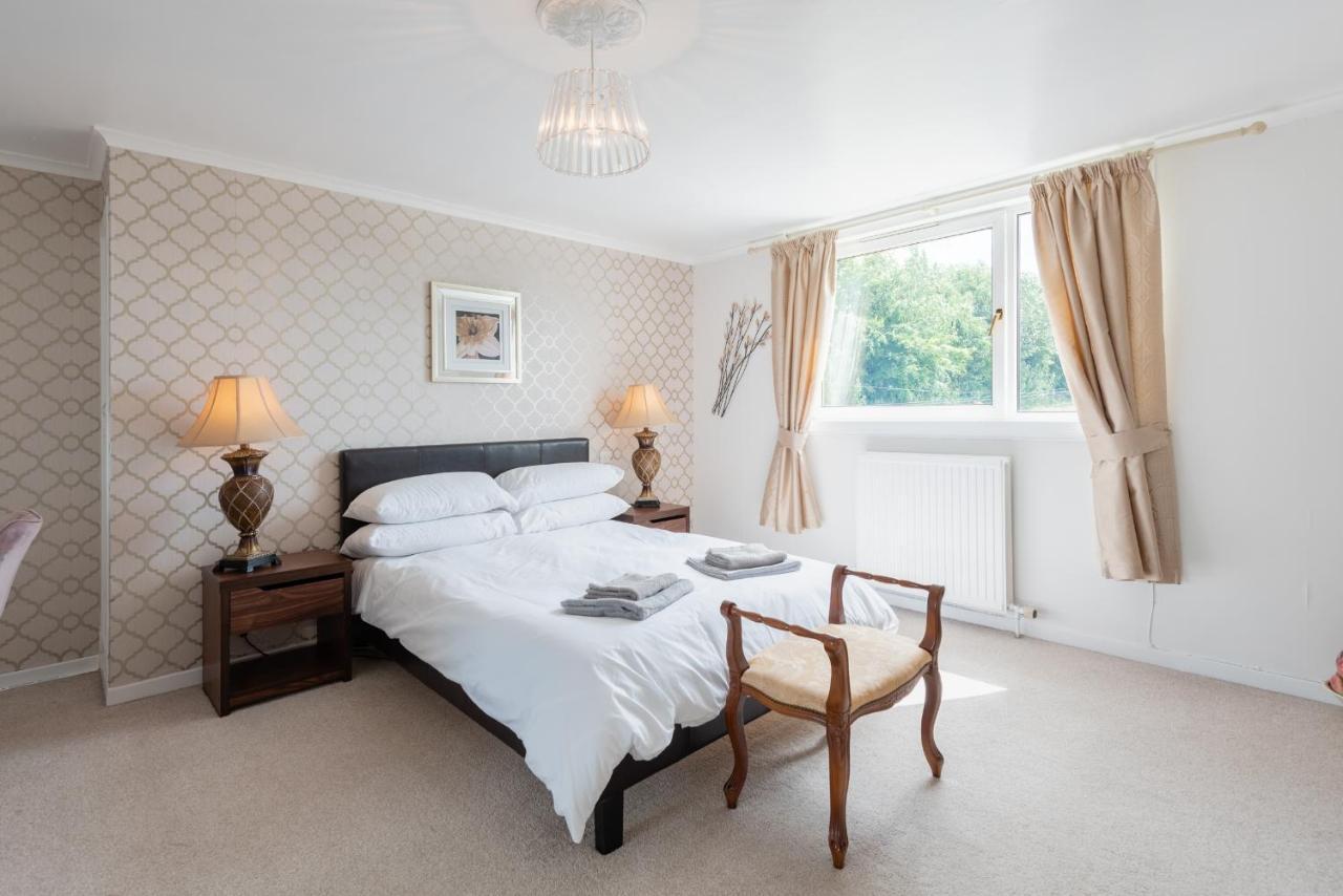 Scotston - 5 Bedroom House With Hot Tub Holiday home *
