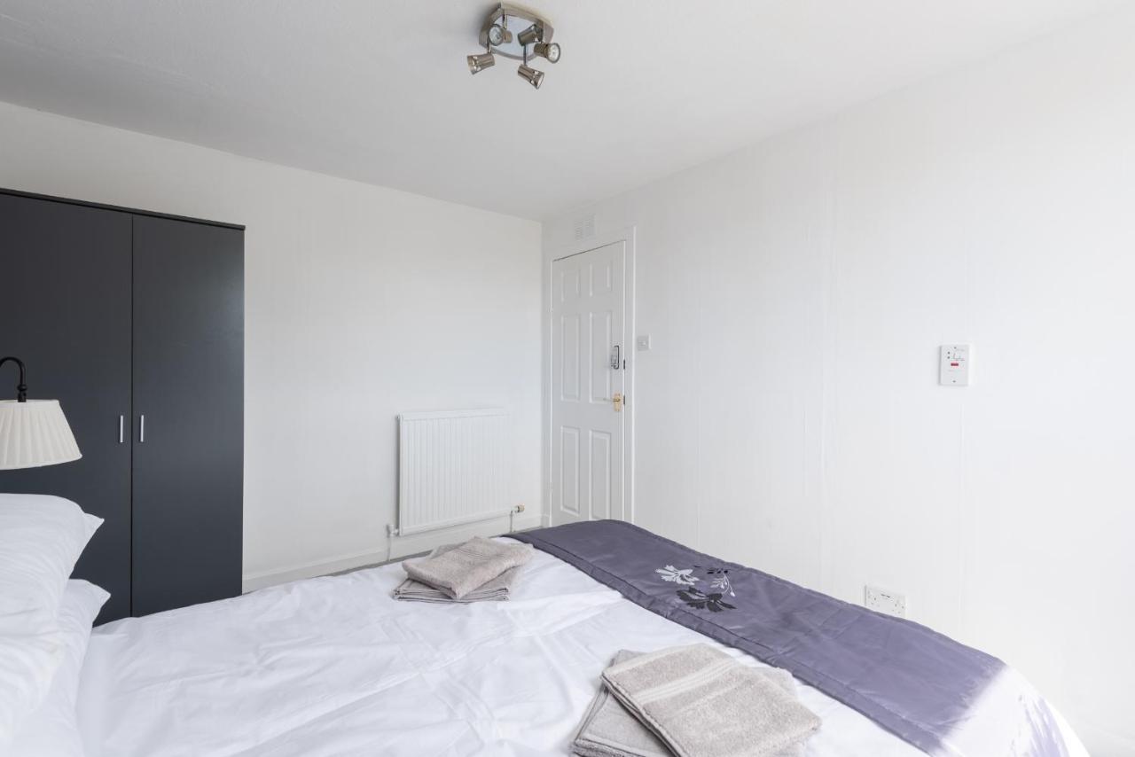 Scotston - 5 Bedroom House With Hot Tub * Forfar