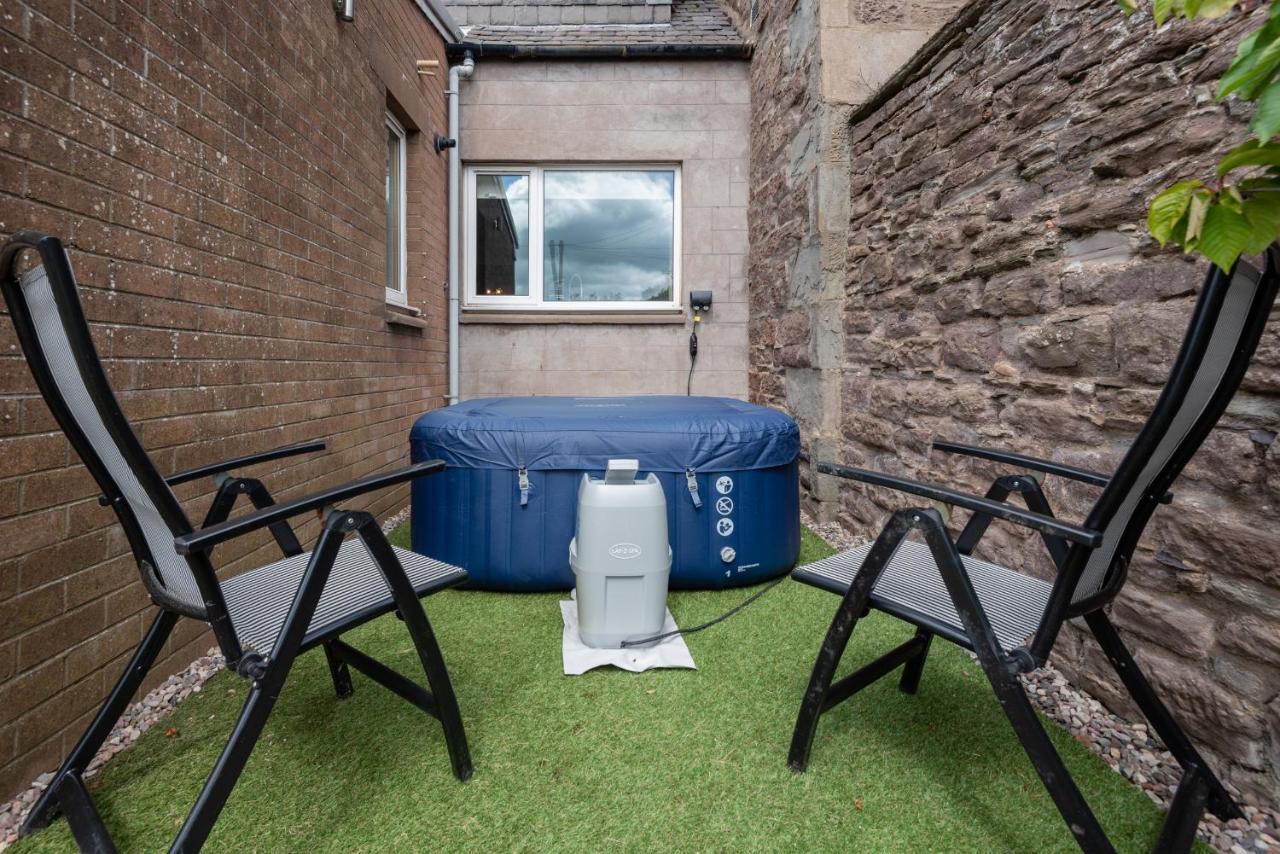 Holiday home Scotston - 5 Bedroom House With Hot Tub