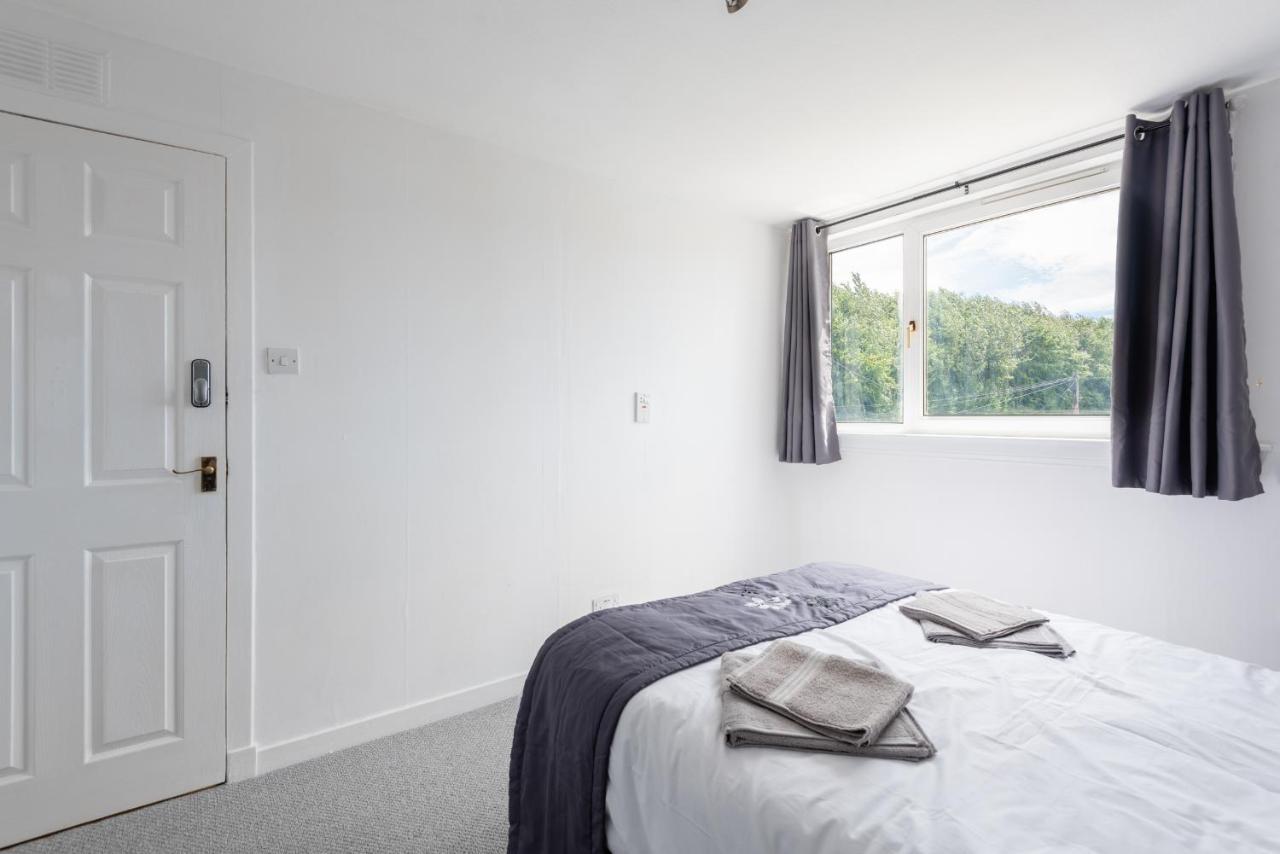 Holiday home Scotston - 5 Bedroom House With Hot Tub
