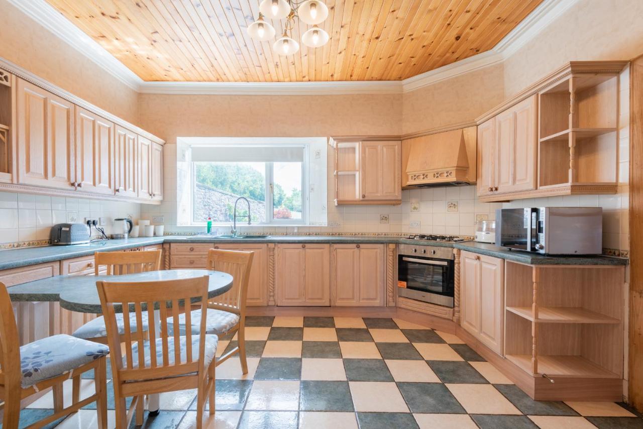 Holiday home Scotston - 5 Bedroom House With Hot Tub