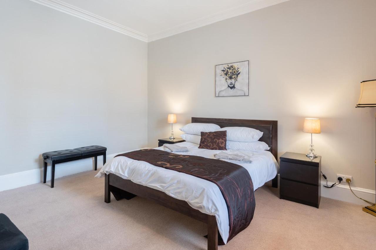 Holiday home Scotston - 5 Bedroom House With Hot Tub